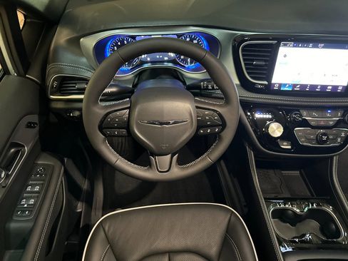 New 2026 Chrysler Pacifica Limited w/ Uconnect Theater Family Group image 13
