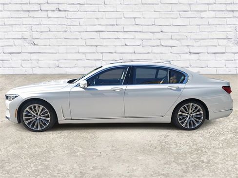 Used 2021 BMW 750i xDrive w/ Executive Package image 2