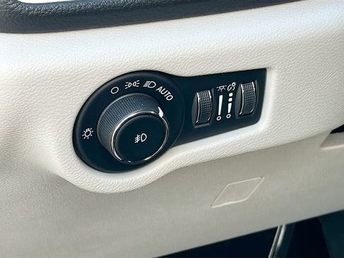 Used 2022 Chrysler Pacifica Limited image 10