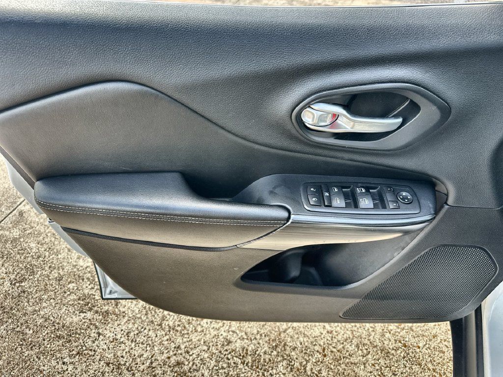 Used 2016 Jeep Cherokee Limited AWD/4WD image 13