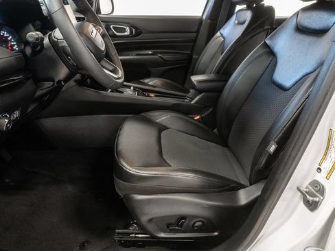 Certified 2025 Jeep Compass Latitude w/ Convenience Group AWD/4WD image 10