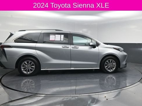 Used 2024 Toyota Sienna XLE image 4
