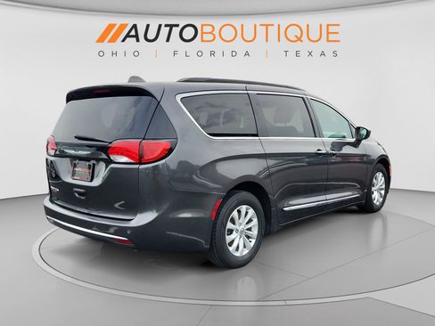 Used 2017 Chrysler Pacifica Touring-L FWD image 5