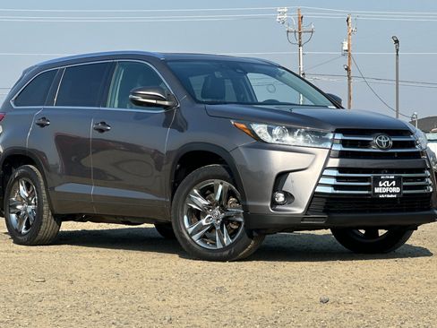 Used 2019 Toyota Highlander Limited Platinum AWD/4WD image 2