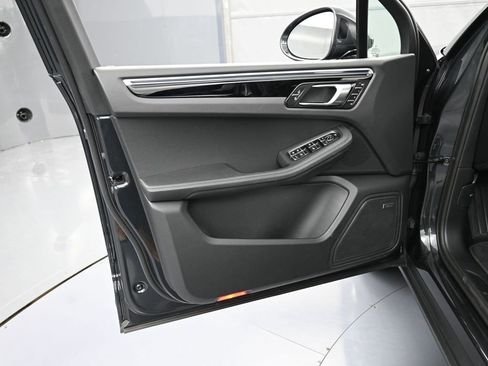 Certified 2025 Porsche Macan image 15