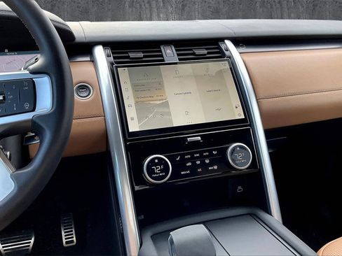 Used 2024 Land Rover Discovery Metropolitan Edition image 9