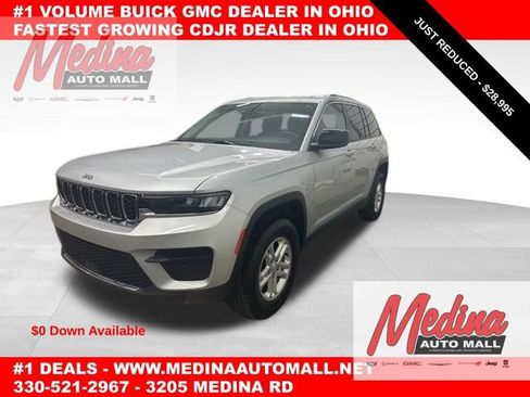 Used 2023 Jeep Grand Cherokee Laredo image 1