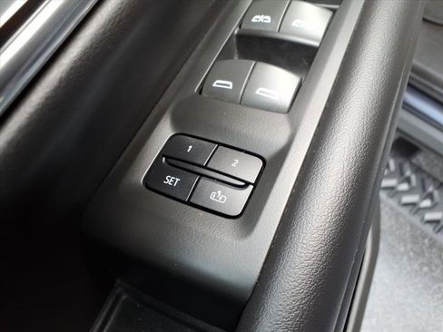 Used 2022 Chevrolet Suburban Z71 w/ Luxury Package image 15