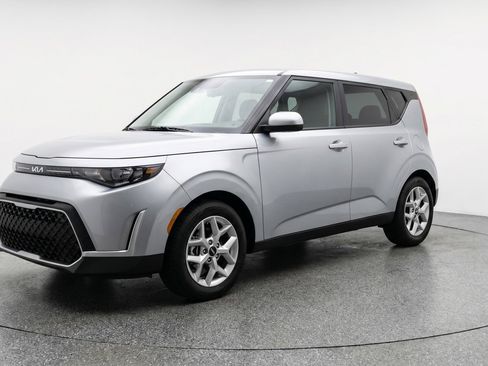 Used 2025 Kia Soul LX w/ LX Technology Package FWD image 3