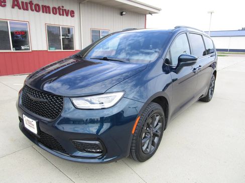 Used 2021 Chrysler Pacifica Touring-L w/ Uconnect Theater Family Group AWD/4WD image 3