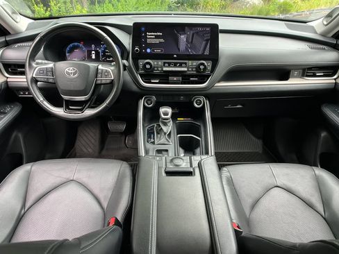 Used 2024 Toyota Grand Highlander AWD image 13