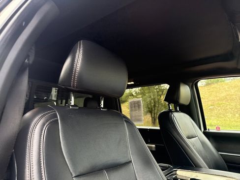 Used 2022 Ford F350 Lariat w/ Black Appearance Package AWD/4WD image 31