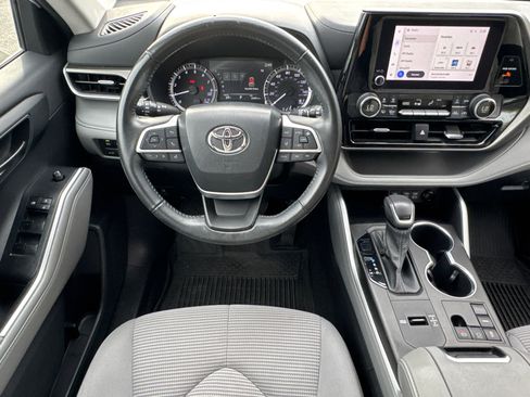 Certified 2023 Toyota Highlander L image 23