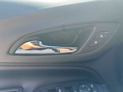Used 2018 Chevrolet Equinox LT FWD image 45