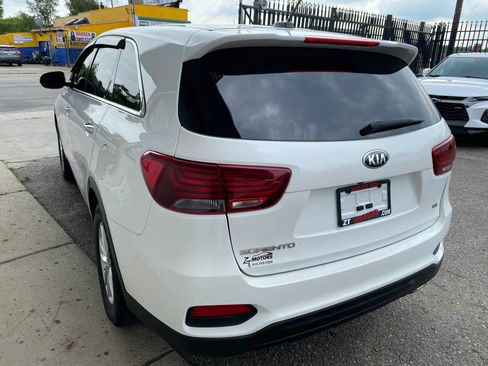 Used 2019 Kia Sorento FWD V6 image 2