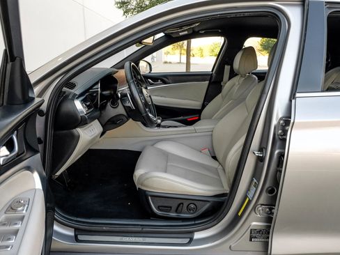 Used 2022 Genesis G70 2.0T image 4