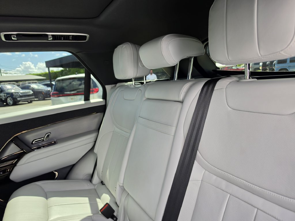 Used 2025 Land Rover Range Rover Sport SE AWD/4WD image 12