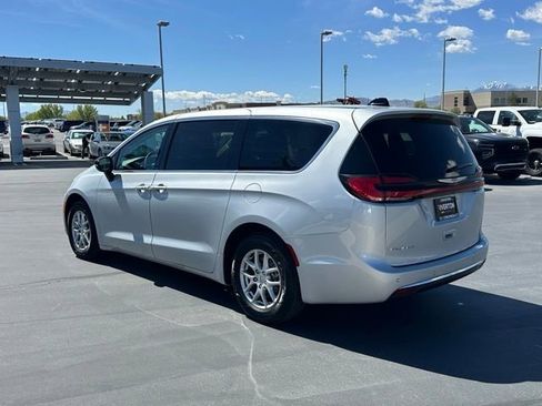Used 2024 Chrysler Pacifica Touring-L FWD image 21