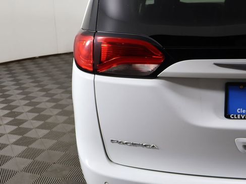 Used 2020 Chrysler Pacifica Touring-L FWD image 13