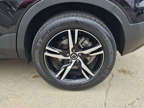 Used 2023 Volvo XC40 B5 Plus image 14