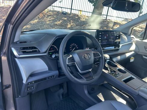 Used 2023 Toyota Sienna XLE AWD/4WD image 2