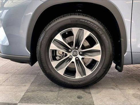 Used 2023 Toyota Highlander XLE AWD/4WD image 8