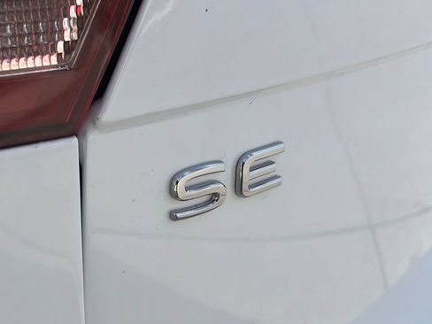 Used 2024 Volkswagen Tiguan SE w/ Panoramic Sunroof Package image 9