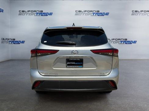 Used 2022 Toyota Highlander LE AWD/4WD image 6