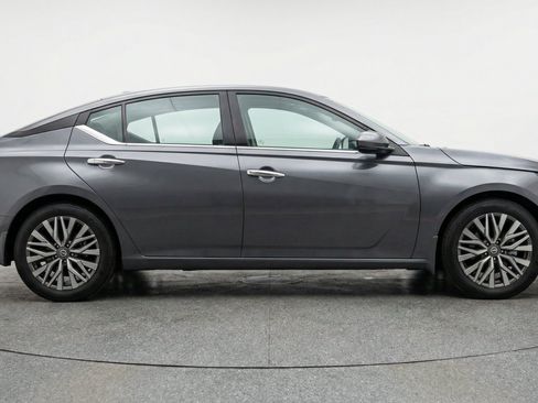 Used 2025 Nissan Altima 2.5 SV FWD image 11