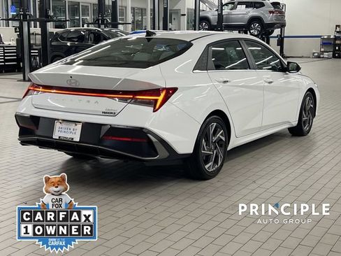 Used 2025 Hyundai Elantra Limited image 10