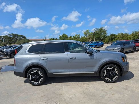 Certified 2023 Kia Telluride EX w/ EX Captain's Chair Package FWD image 9