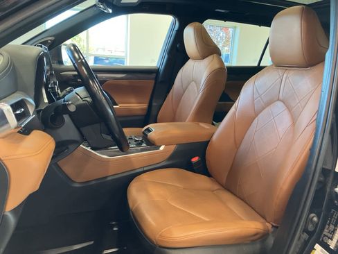 Used 2023 Toyota Highlander L image 12