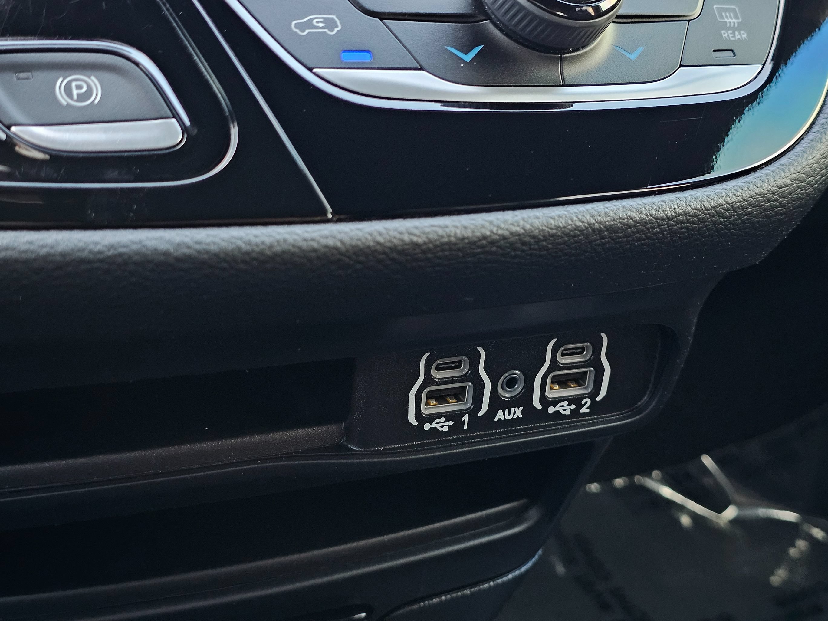 Used 2024 Chrysler Pacifica Limited FWD image 42