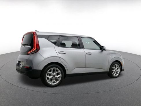Used 2025 Kia Soul LX w/ LX Technology Package FWD image 9
