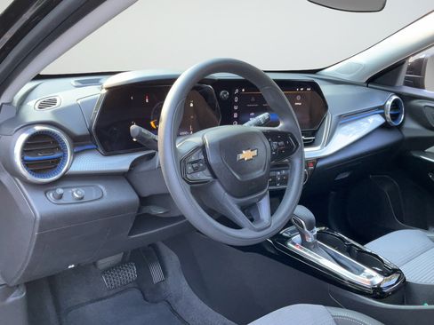 Used 2025 Chevrolet Trax LT FWD image 25