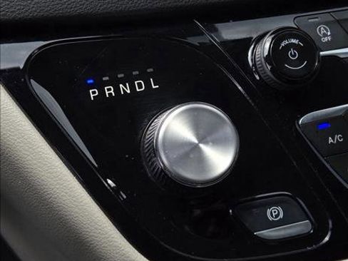 Used 2024 Chrysler Pacifica Touring-L FWD image 14