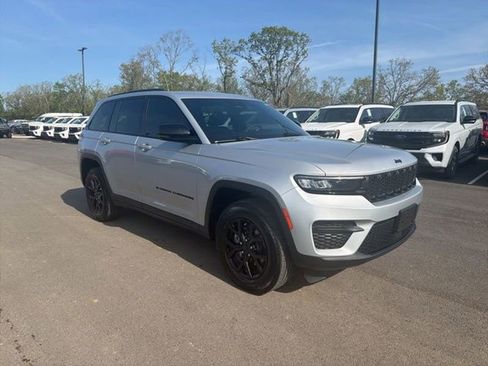 Used 2025 Jeep Grand Cherokee Altitude AWD/4WD image 4