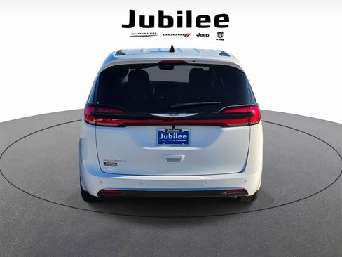 New 2026 Chrysler Pacifica Select FWD image 3