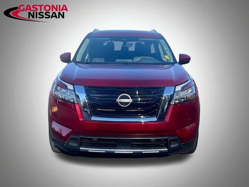 Used 2024 Nissan Pathfinder SL image 2