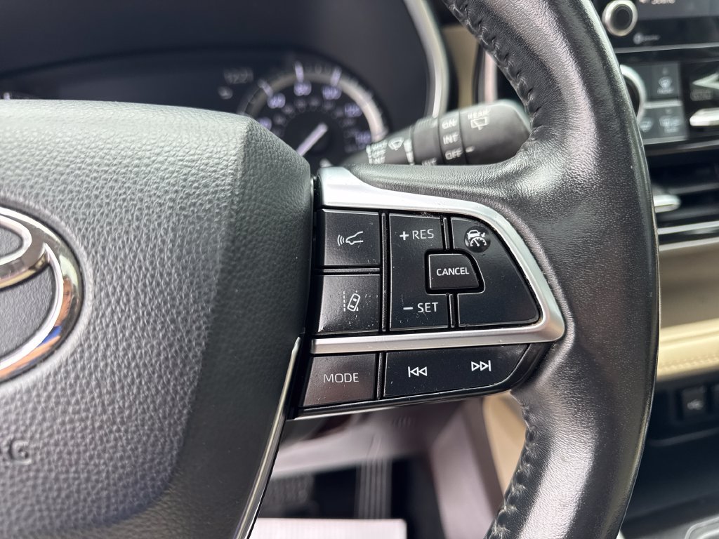 Used 2020 Toyota Highlander XLE AWD/4WD image 26