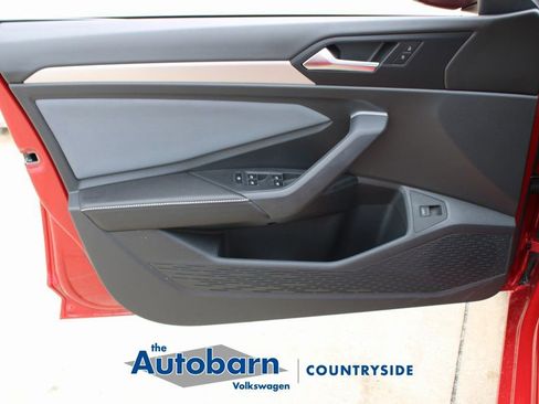 Used 2025 Volkswagen Jetta SE FWD image 9