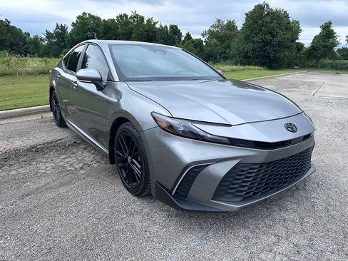 Used 2025 Toyota Camry SE FWD image 4