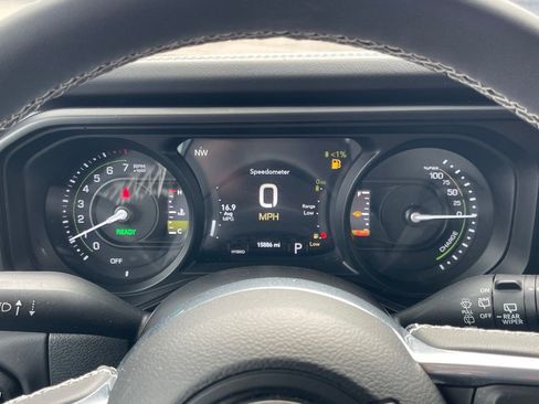 Used 2025 Jeep Wrangler Unlimited Sahara image 28