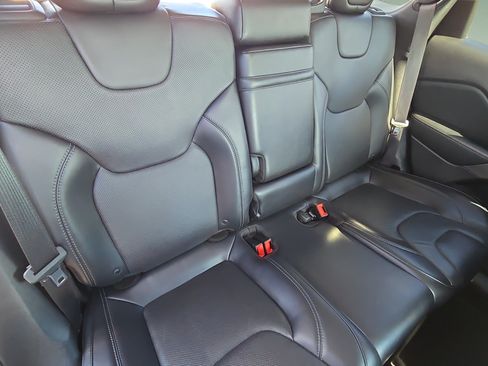 Used 2019 Jeep Cherokee Limited FWD image 10