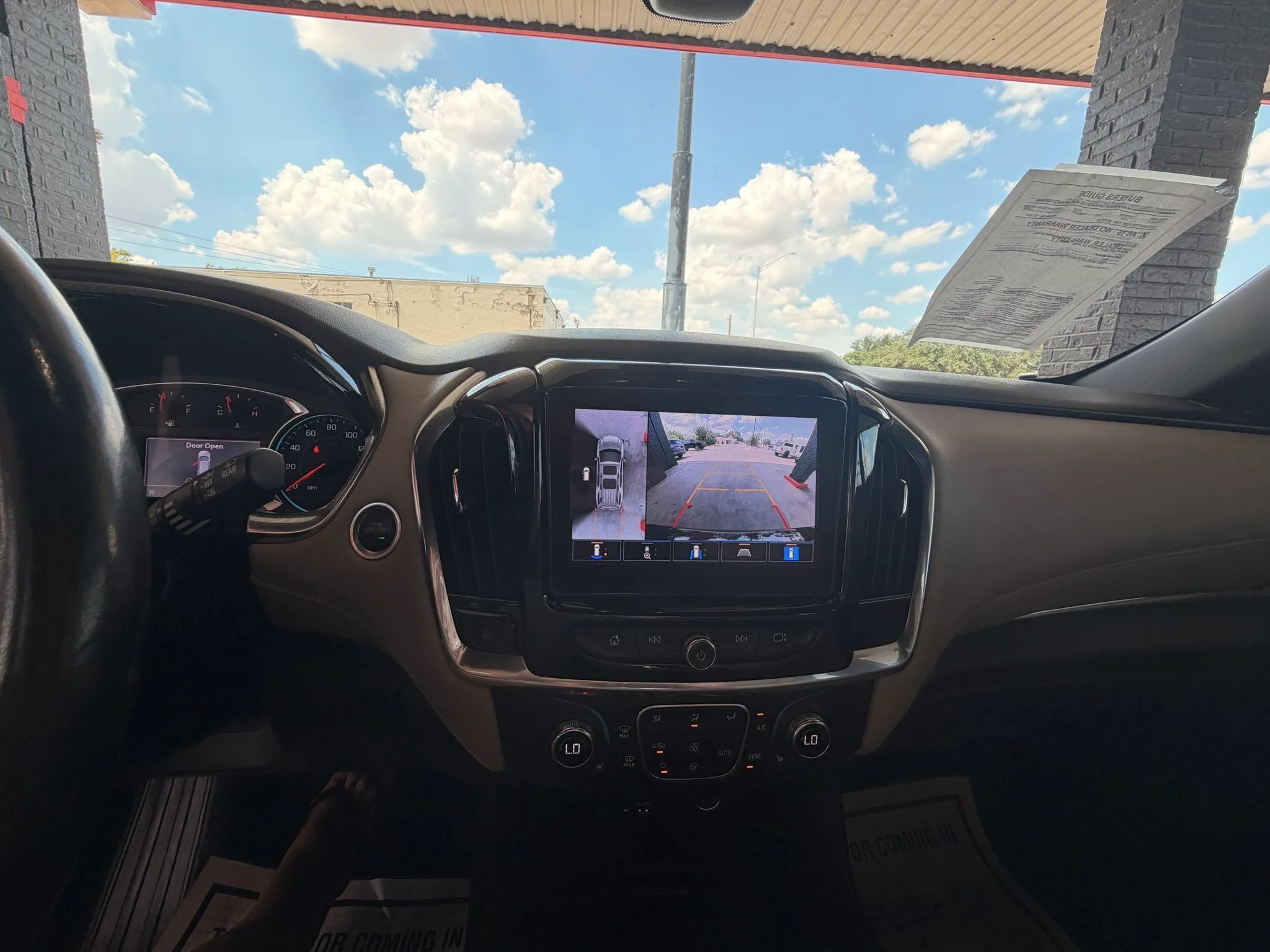 Used 2022 Chevrolet Traverse LT w/ LT Premium Package FWD image 12