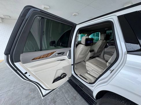 Used 2022 Cadillac Escalade Sport Platinum w/ Heavy-Duty Trailer Package AWD/4WD image 19