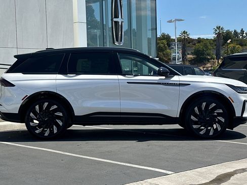 New 2026 Lincoln Nautilus Reserve w/ Jet Appearance Package AWD/4WD image 2
