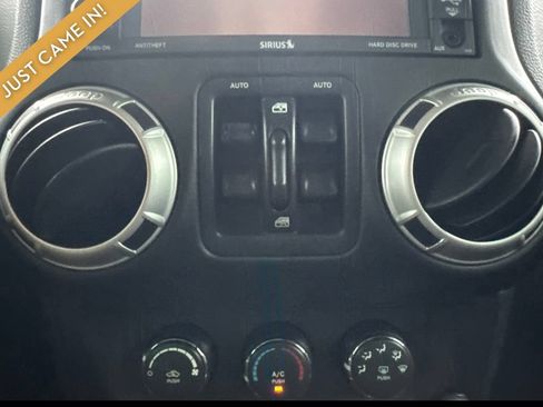 Used 2016 Jeep Wrangler Unlimited Sahara w/ Connectivity Group AWD/4WD image 9