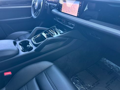 Certified 2025 Porsche Cayenne Coupe AWD/4WD image 16
