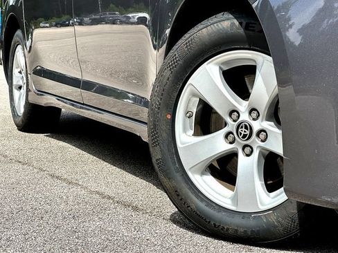 Used 2020 Toyota Sienna LE FWD image 2